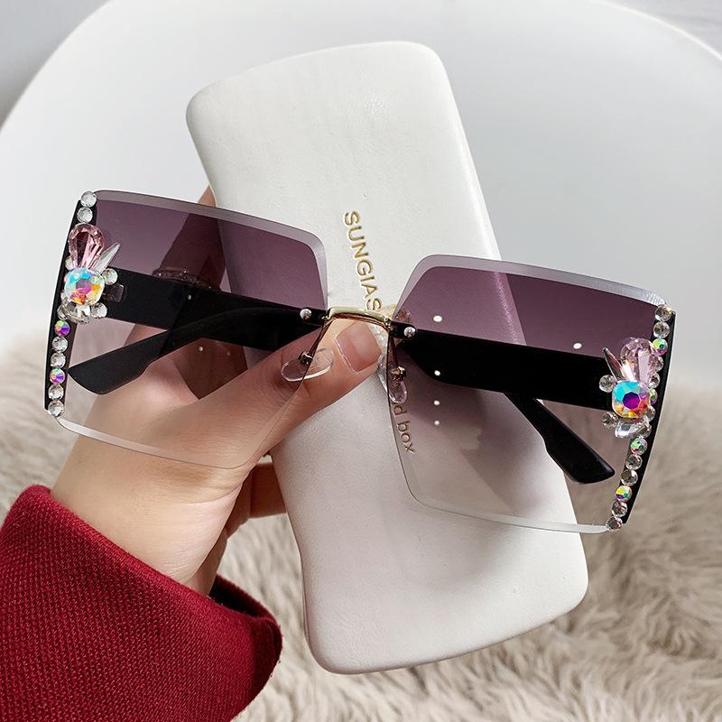 Luxury Rhinestone Sunglasses for Women – Oversized Frame, UV400 Protection, Glamorous Side Crystal Details – Trendy Designer Shades