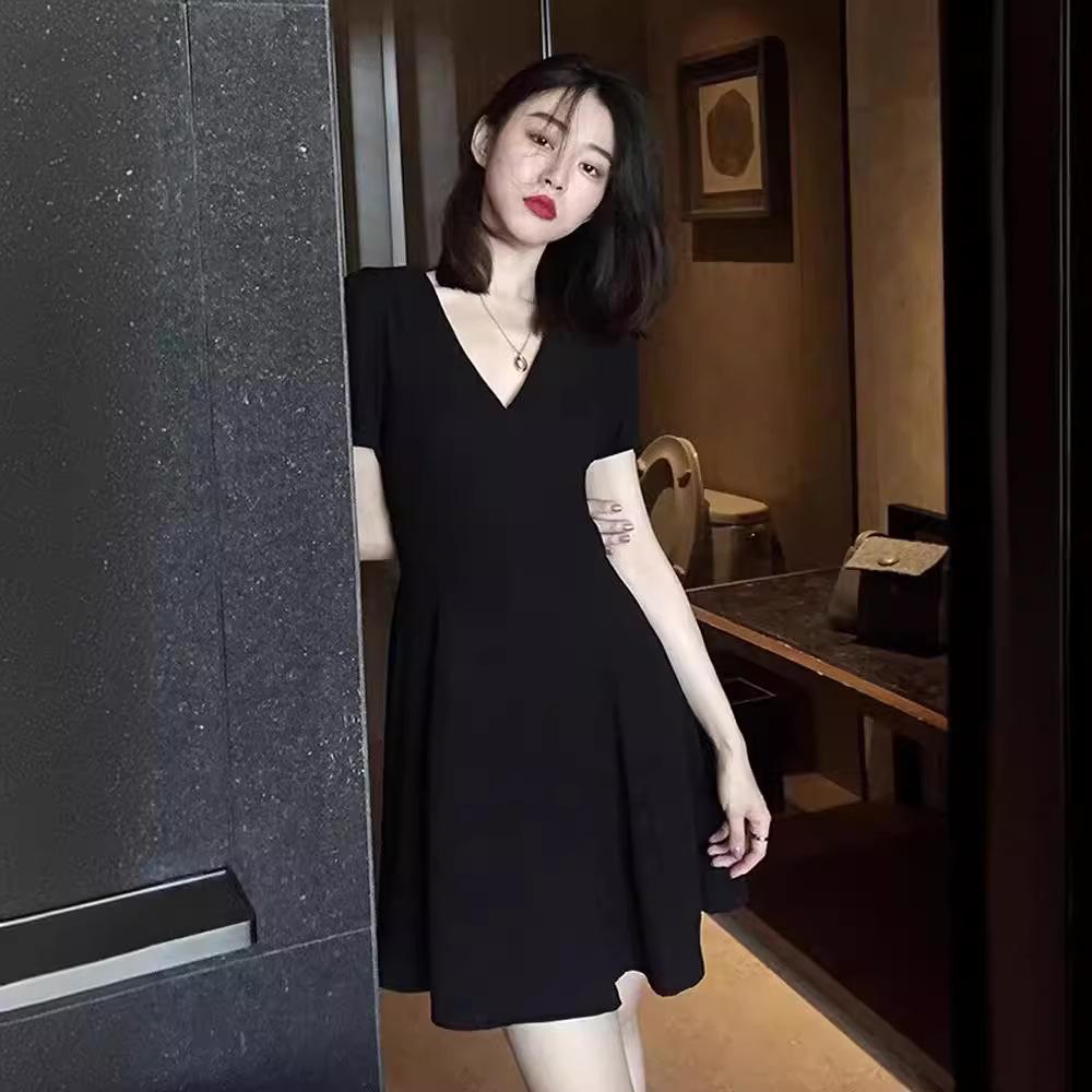 Летнее платье больших размеров: Стройнящее черное платье 3006 - Лестный дизайн, скрывающий живот, для женщин