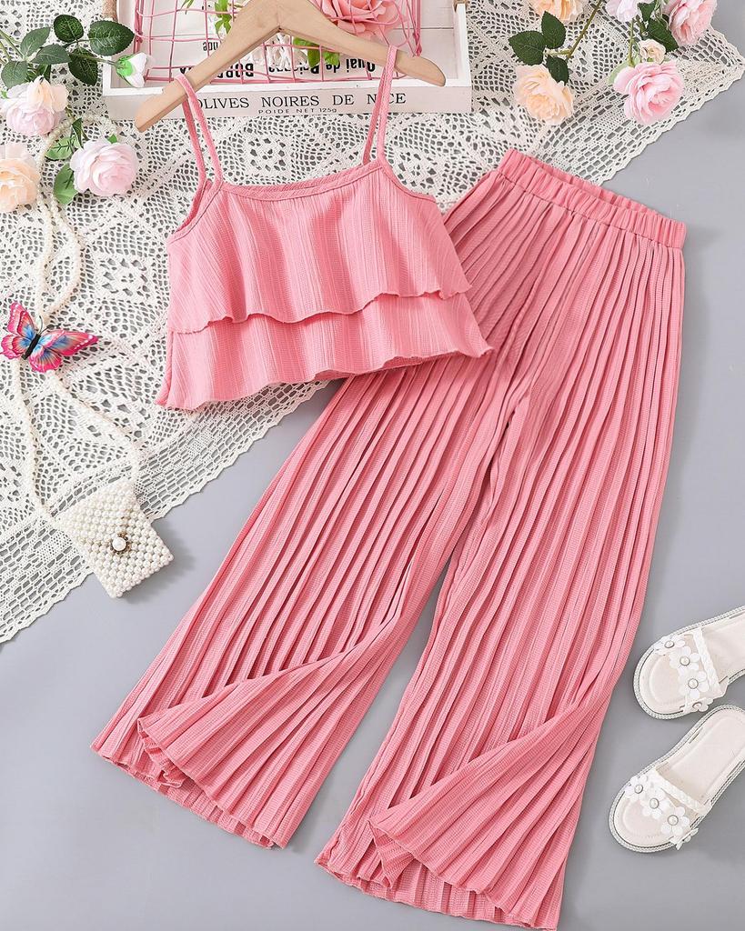 Летние костюмы для девочек: Стильные подтяжки с блузкой с оборками и плиссированными брюками — тренд детской моды 2024 года