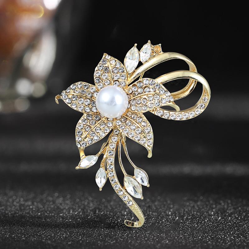 High-End Floral Brooch Corsage: Niche Design Suit Pin for Women