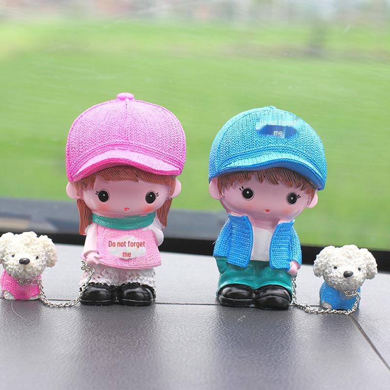 "Creative Resin Couple Walking Dog Car Ornament - Cute Interior Decoration"