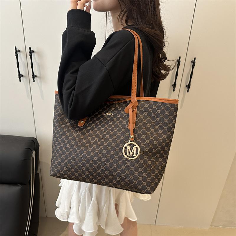 Commuter Bag Women's 2025 New Large-capacity Autumn and Winter Tide Fashion Printed Letters Single Shoulder Class Foreign Tote Bag