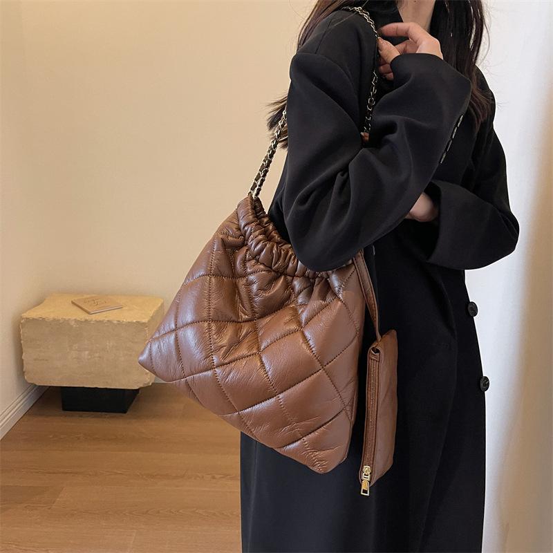Bag Ladies 2025 New Autumn and Winter Crossbody Large Capacity Bucket Bag Premium Versatile Rhombus Chain Shoulder Bag