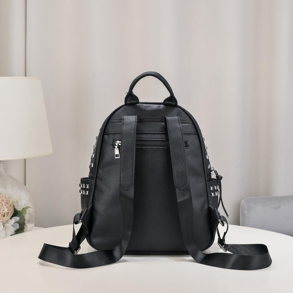 Large Capacity Men's and Women's Bags Trendy Rivet Backpacks Soft Leather Casual Skull Head Commuting Backpacks