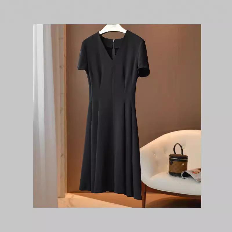 Летнее платье больших размеров: Стройнящее черное платье 3006 - Лестный дизайн, скрывающий живот, для женщин