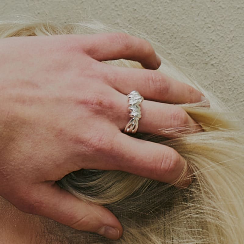 Denu Twist Band Ring