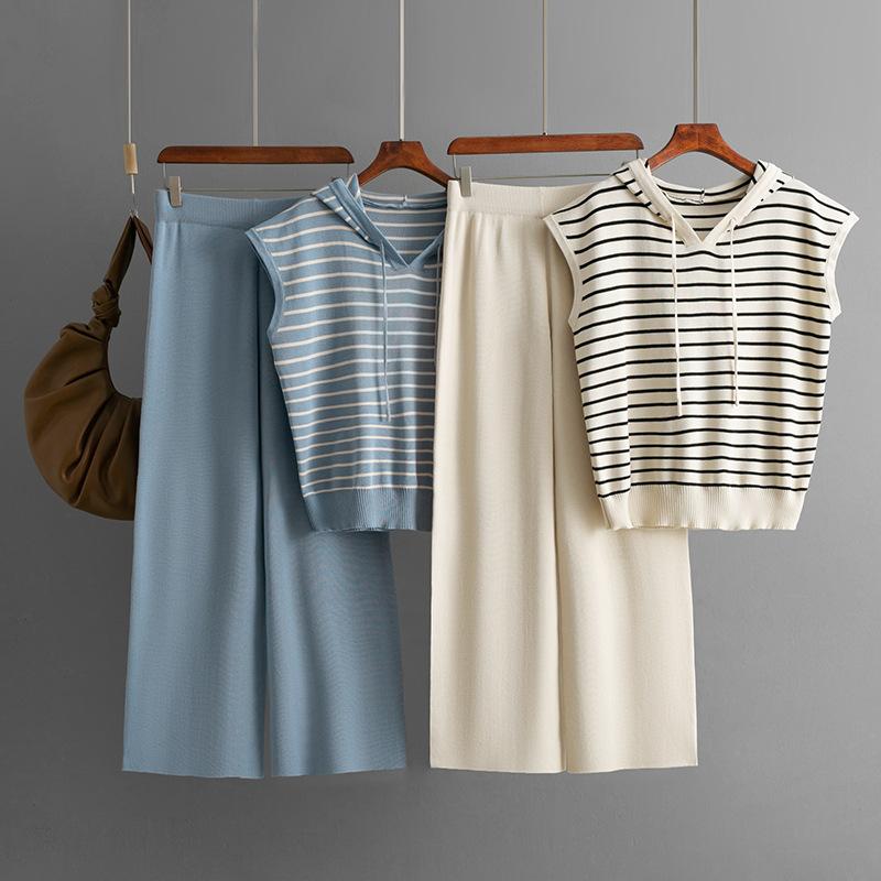 Модный комплект Женский летний без рукавов с капюшоном в полоску вязаный топ брюки с высокой талией и широкими штанинами комплект из двух предметов