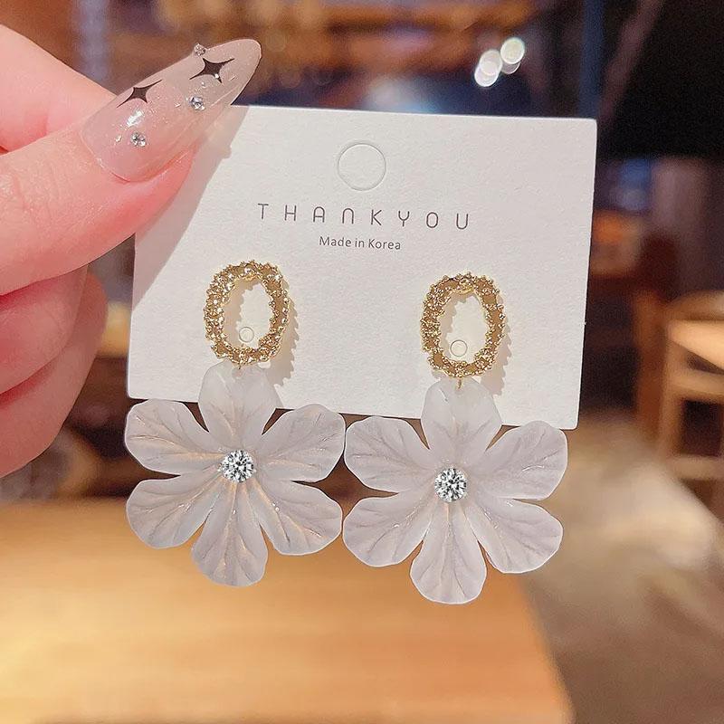 Translucent Elegant White Flower Hanging Earrings for Women Rhinestone Ball Middle Petals Sweet Korean New Beach Vacation Ear Decoration