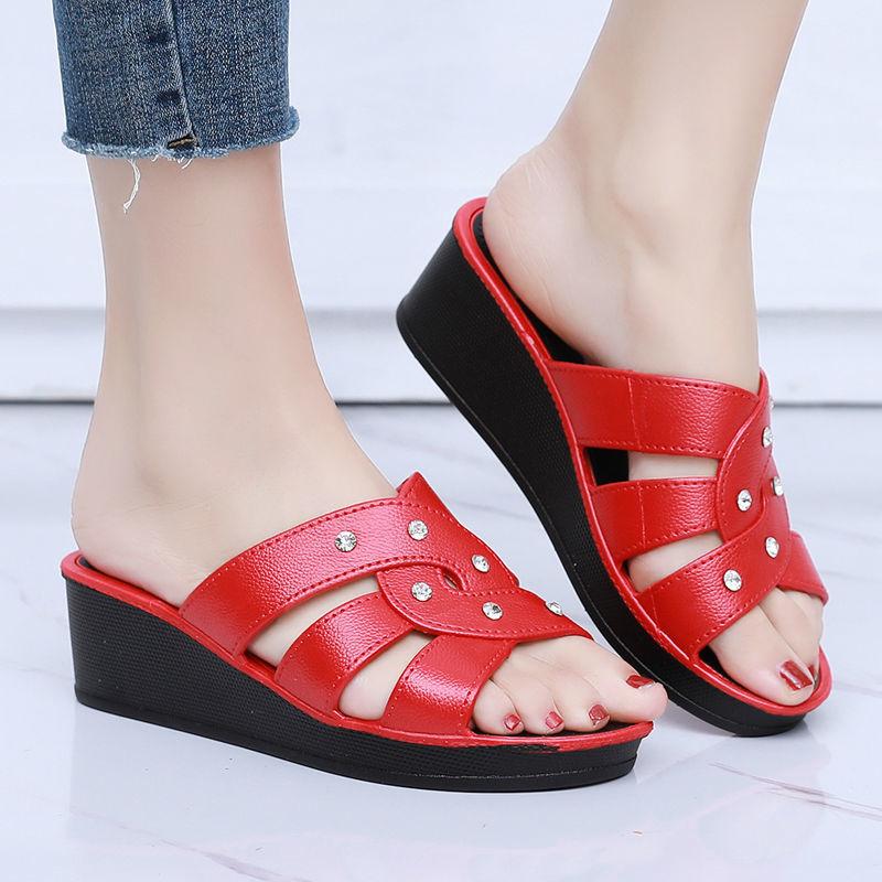 Женские тапочки на высоком каблуке. Летняя верхняя одежда. Домашние нескользящие тапочки с толстой подошвой. Летняя обувь для мам. Прохладные босоножки на танкетке с мягкой подошвой.