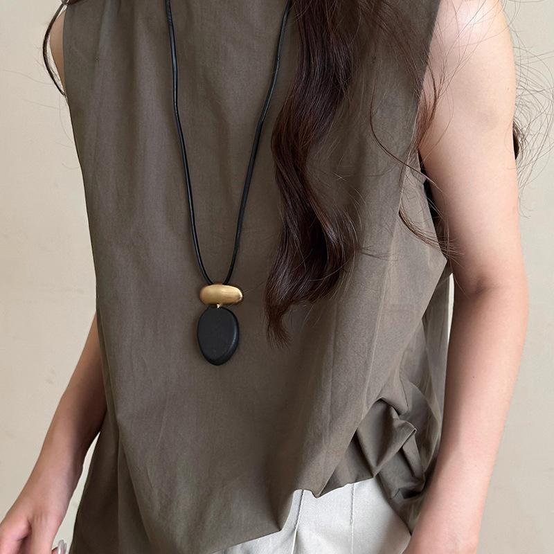 Vintage Black Wooden Oval Pendant Necklace For Women Minimalist Matte Metal Block Adjustable Leather Rope Sweater Chain Jewelry