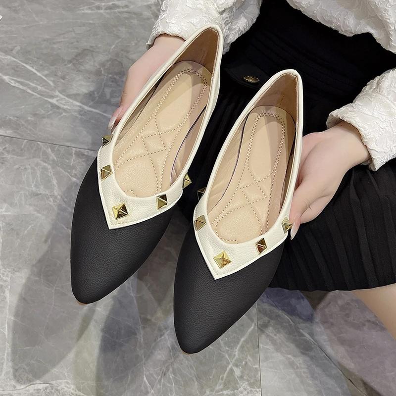 Модная весенняя женская обувь с заклепками, летние балетки с острым носком, лодочки, простая яркая женская обувь из искусственной кожи, слипоны, неглубокая