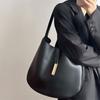 Black Texture Niche Design Underarm Bag Female New Vintage Soft Leather Simple Bucket Bag Fashion All-Match Crossbody Pack