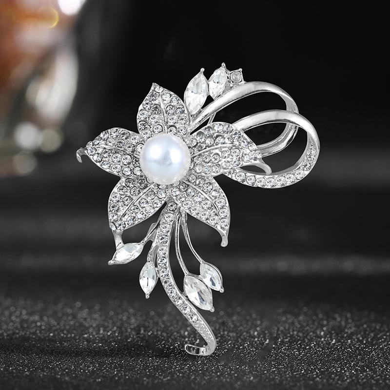 High-End Floral Brooch Corsage: Niche Design Suit Pin for Women