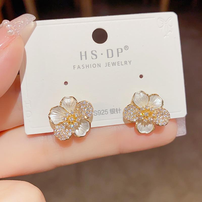 Light Luxury Unique Temperament Sweet Micro-inlaid Flower Earrings for Women Niche Design High-end Light Luxury Earrings