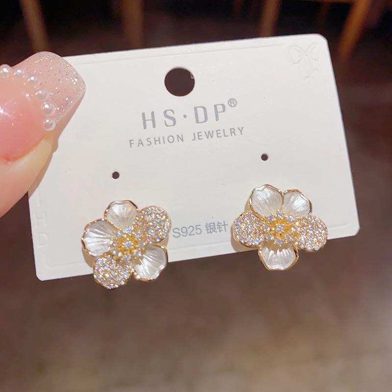 Light Luxury Unique Temperament Sweet Micro-inlaid Flower Earrings for Women Niche Design High-end Light Luxury Earrings