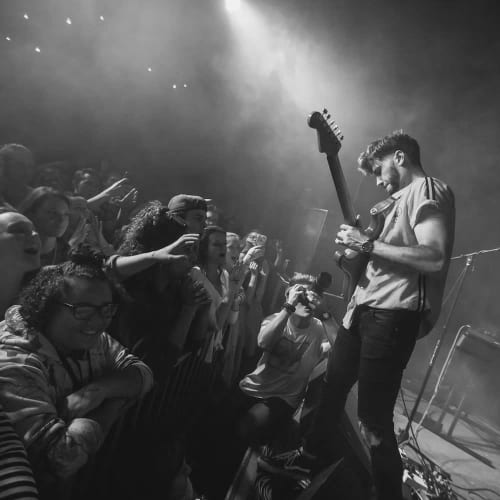 Squier by Fender Classic Vibe '70s Jazz Bass?, Maple Fingerboard, Black, with Soft Case