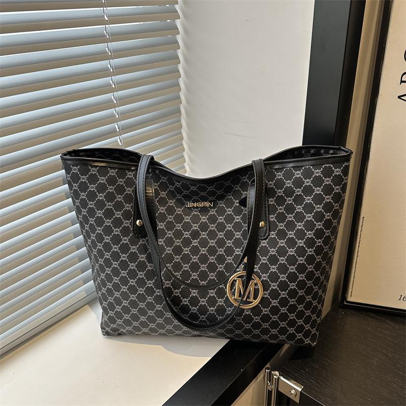 Commuter Bag Women's 2025 New Large-capacity Autumn and Winter Tide Fashion Printed Letters Single Shoulder Class Foreign Tote Bag