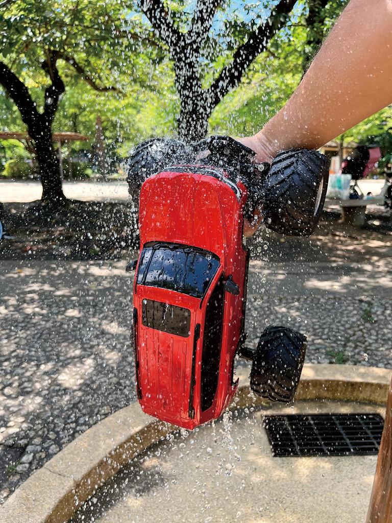 Happinet Giga Splash Toyota Land Cruiser GR SPORT 1/16 R/C (Ages 6+)