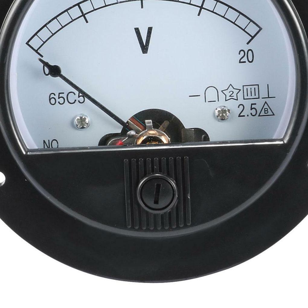 Высокоточный аналоговый вольтметр для точного измерения напряжения. Панель вольтметра. Эффективность. Точность.