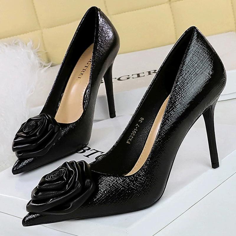 Fashion Women's 7 Cm 10 Cm Patent Leather Flowers Women Pumps Sexy Pointed Toe Thin Low Heels Wedding Elegant Party Shoes Zapatos Mujer
