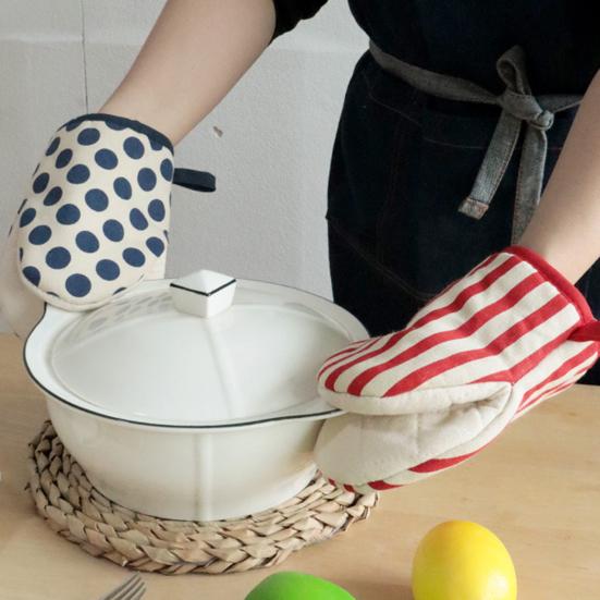 1Pc Insulation Glove Thickened Heat Insulation Glove Lanyard Design Microwave Oven Baking Glove for Kitchen