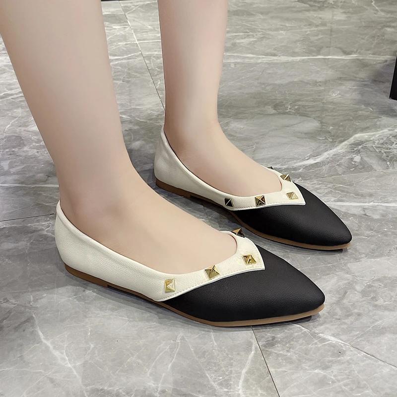 Модная весенняя женская обувь с заклепками, летние балетки с острым носком, лодочки, простая яркая женская обувь из искусственной кожи, слипоны, неглубокая