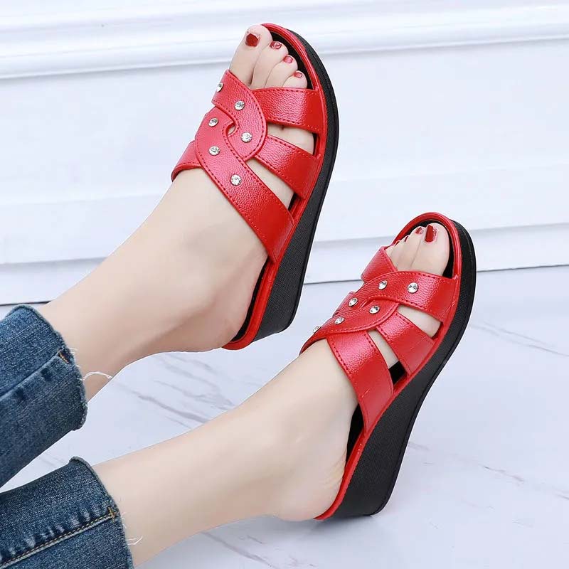 Женские тапочки на высоком каблуке. Летняя верхняя одежда. Домашние нескользящие тапочки с толстой подошвой. Летняя обувь для мам. Прохладные босоножки на танкетке с мягкой подошвой.