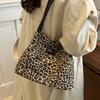 Large Capacity Leopard Print Commuting Bag for Women Trendy Autumn New Casual and Fashionable One-shoulder Armpit Tote Bag