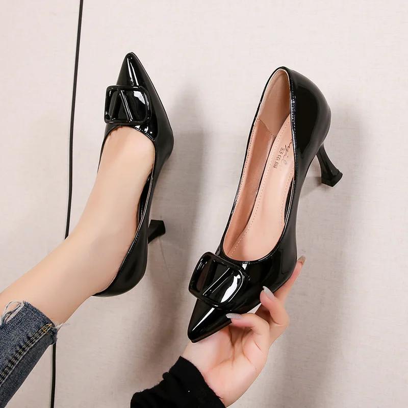 2024 Новые женские туфли на высоком каблуке с V-образной пряжкой, заостренные тонкие каблуки, французская лакированная кожа, неглубокий носок, темпераментные одинарные туфли