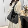 Large-capacity Commuter Bag Women's 2025 Autumn New Fashion Retro Simple Shoulder Bag Casual Underarm Tote Bag