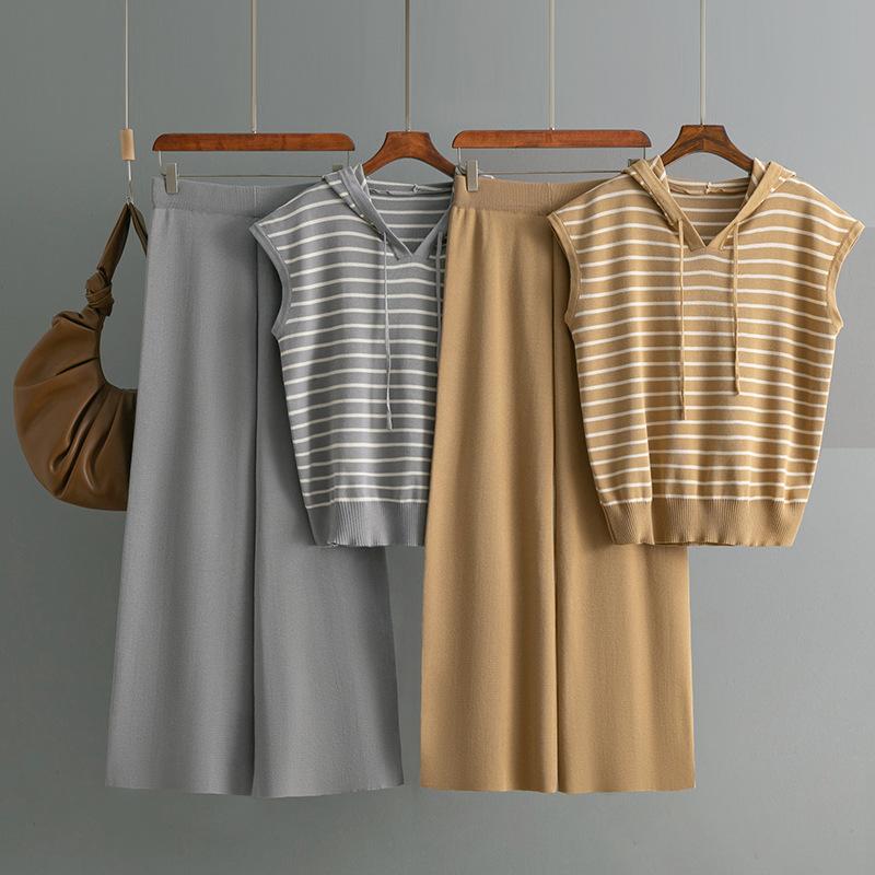 Модный комплект Женский летний без рукавов с капюшоном в полоску вязаный топ брюки с высокой талией и широкими штанинами комплект из двух предметов