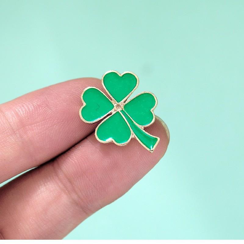 Versatile Four-Leaf Clover Alloy Brooch: Unisex Accessory for Clothing and Bags