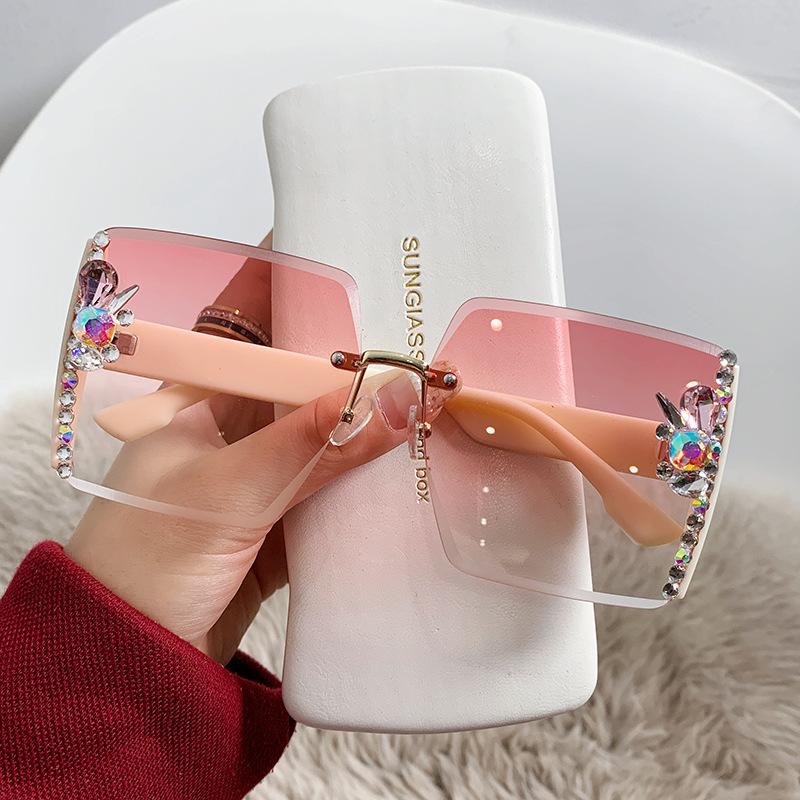 Luxury Rhinestone Sunglasses for Women – Oversized Frame, UV400 Protection, Glamorous Side Crystal Details – Trendy Designer Shades