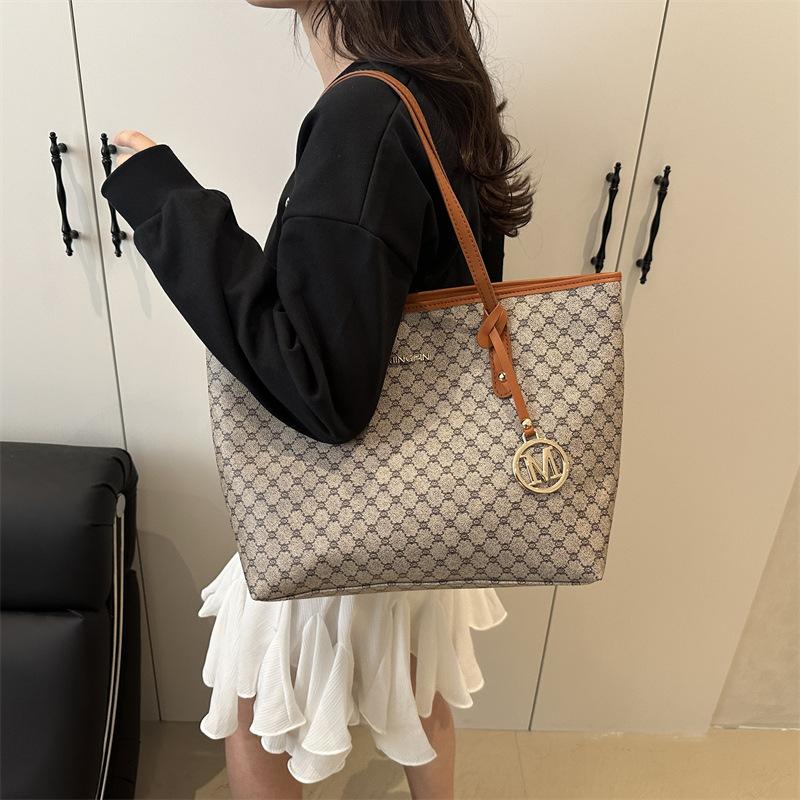 Commuter Bag Women's 2025 New Large-capacity Autumn and Winter Tide Fashion Printed Letters Single Shoulder Class Foreign Tote Bag