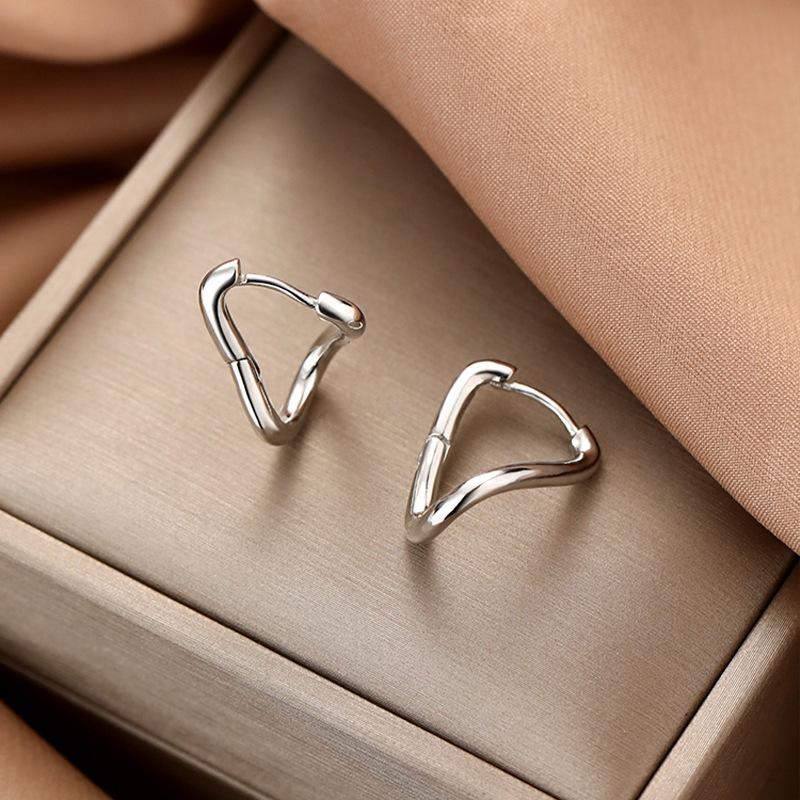 2025 New Korean Copper Color Hoop Earrings for Women Trend Vintage Geometric Irregular Dislocation Ear Studs Earring Zircon