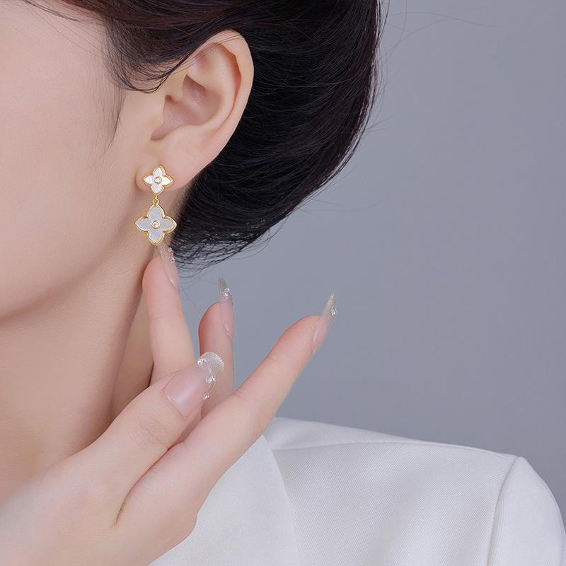 2024 Elegant Shell Four-leaf Flower Earrings S925 Silver Needle High-end Unique Design Fashionable and Versatile Earrings