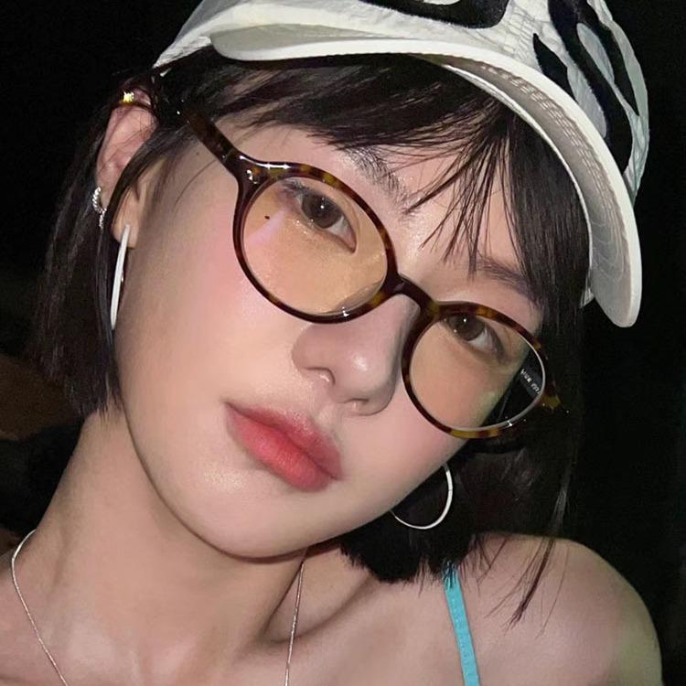 2023 Winter Ultra-Light Retro Round Leopard Print Anti-Blue Myopia Glasses