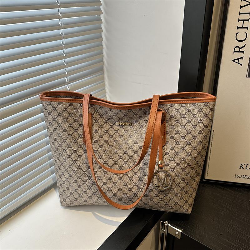 Commuter Bag Women's 2025 New Large-capacity Autumn and Winter Tide Fashion Printed Letters Single Shoulder Class Foreign Tote Bag