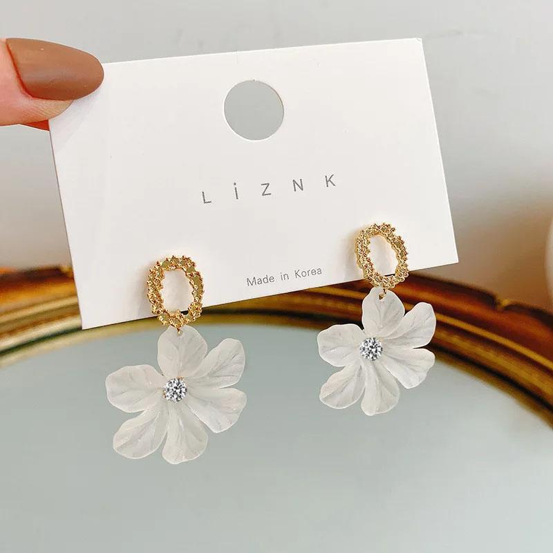 Translucent Elegant White Flower Hanging Earrings for Women Rhinestone Ball Middle Petals Sweet Korean New Beach Vacation Ear Decoration