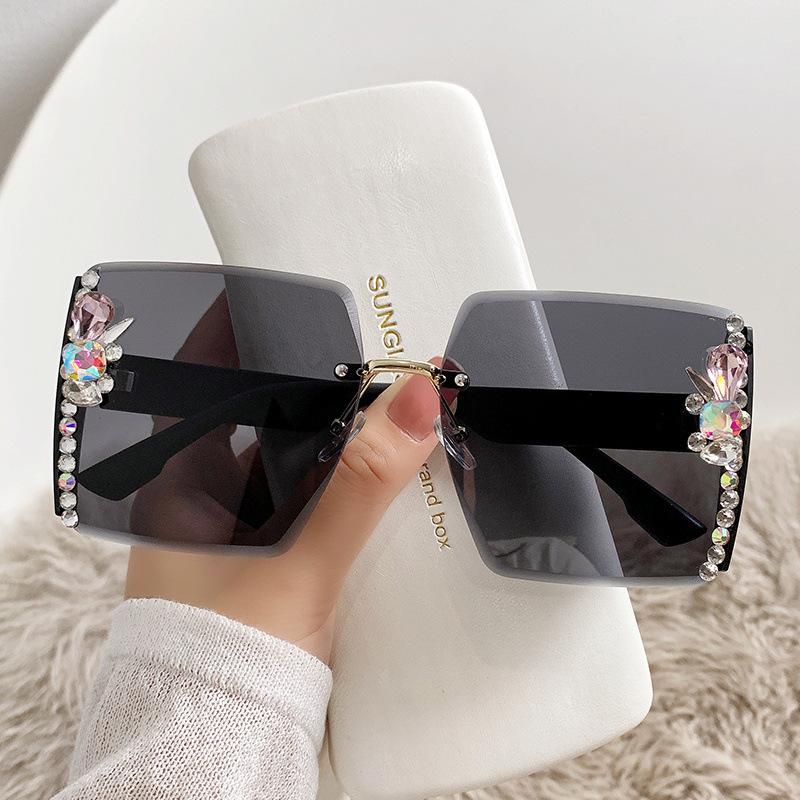 Luxury Rhinestone Sunglasses for Women – Oversized Frame, UV400 Protection, Glamorous Side Crystal Details – Trendy Designer Shades