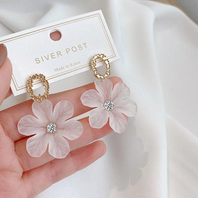 Translucent Elegant White Flower Hanging Earrings for Women Rhinestone Ball Middle Petals Sweet Korean New Beach Vacation Ear Decoration