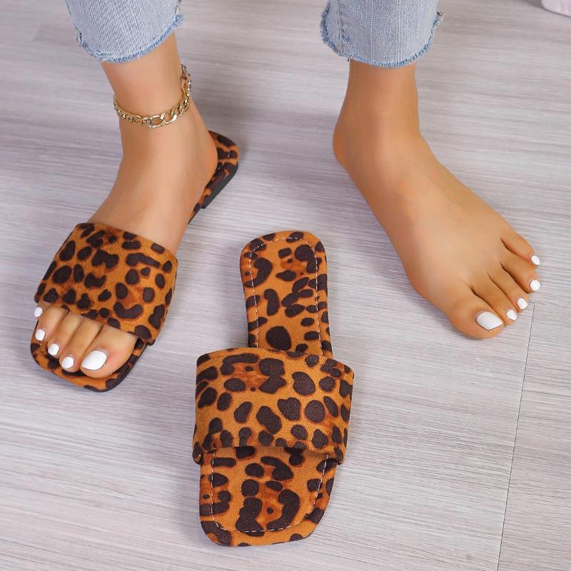 Европейские и американские тапочки больших размеров, лето 2024 г., новые квадратные тапочки с леопардовым принтом, универсальные пляжные тапочки с плоской подошвой