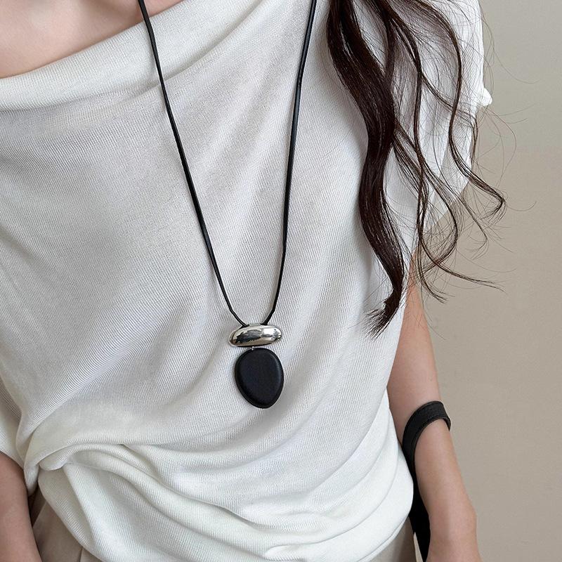 Vintage Black Wooden Oval Pendant Necklace For Women Minimalist Matte Metal Block Adjustable Leather Rope Sweater Chain Jewelry