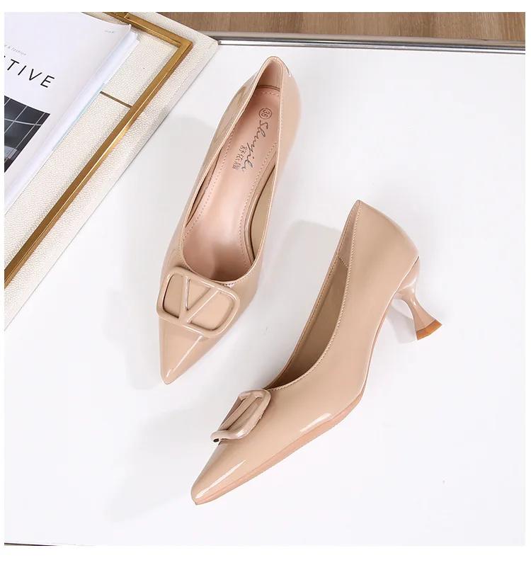 2024 Новые женские туфли на высоком каблуке с V-образной пряжкой, заостренные тонкие каблуки, французская лакированная кожа, неглубокий носок, темпераментные одинарные туфли