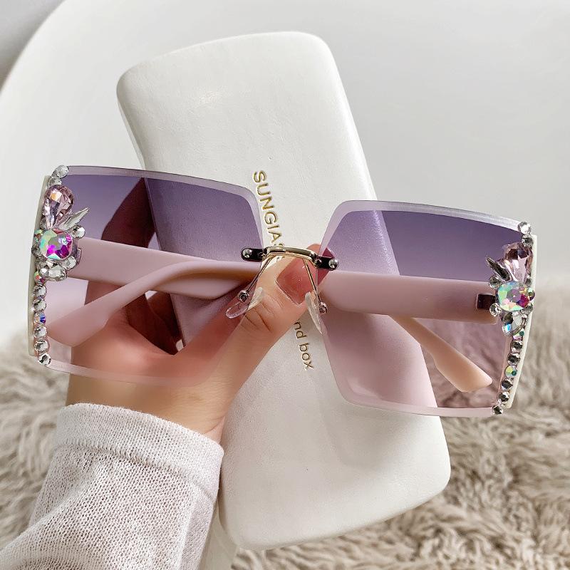 Luxury Rhinestone Sunglasses for Women – Oversized Frame, UV400 Protection, Glamorous Side Crystal Details – Trendy Designer Shades