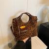 Premium Retro Portable Bucket Bag Women'S Winter Large Capacity Leopard Print Matte Versatile Shoulder Messenger Bag