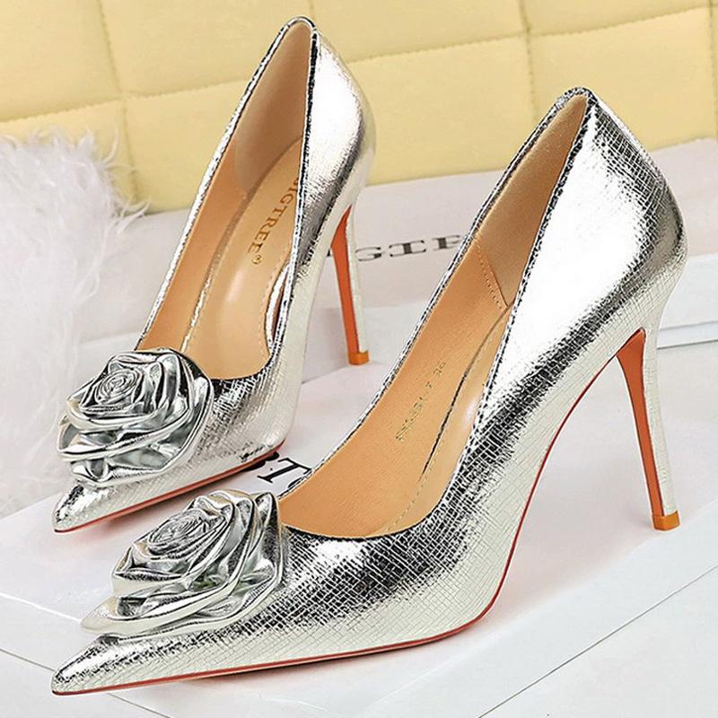 Fashion Women's 7 Cm 10 Cm Patent Leather Flowers Women Pumps Sexy Pointed Toe Thin Low Heels Wedding Elegant Party Shoes Zapatos Mujer