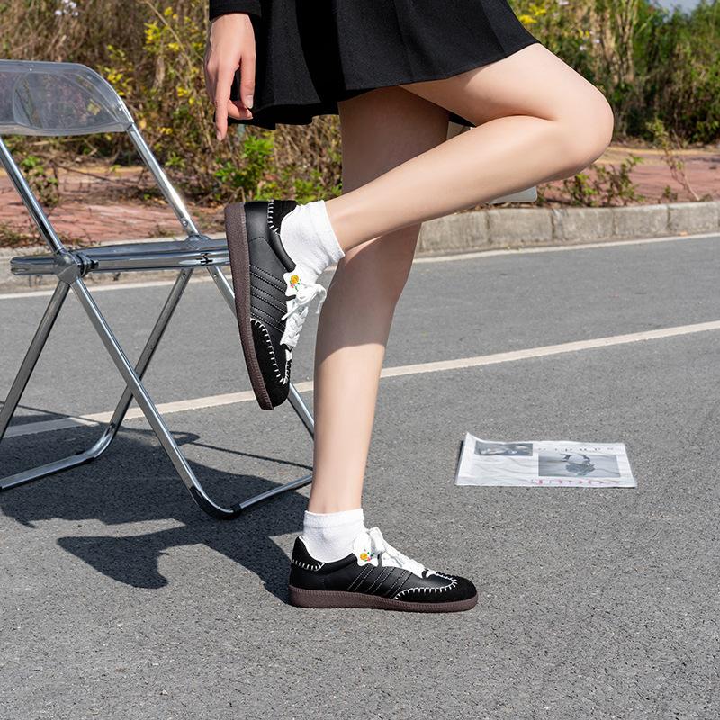 Retro German Training Shoes Women's Genuine Leather 2025 New Sports and Leisure Versatile Contrasting Color Embroidery Stitching Black and White White