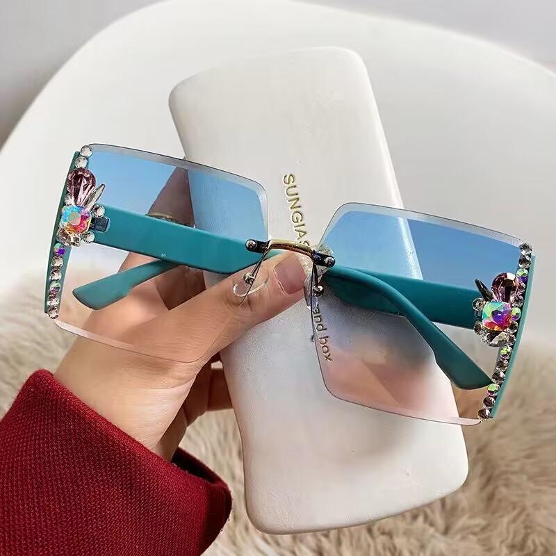 Luxury Rhinestone Sunglasses for Women – Oversized Frame, UV400 Protection, Glamorous Side Crystal Details – Trendy Designer Shades
