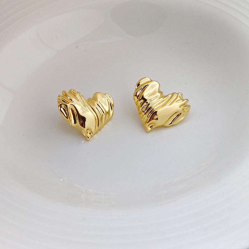 Exaggerated Heart Earrings: 925 Silver Needle, High-End Niche Design, Fashionable and Versatile.